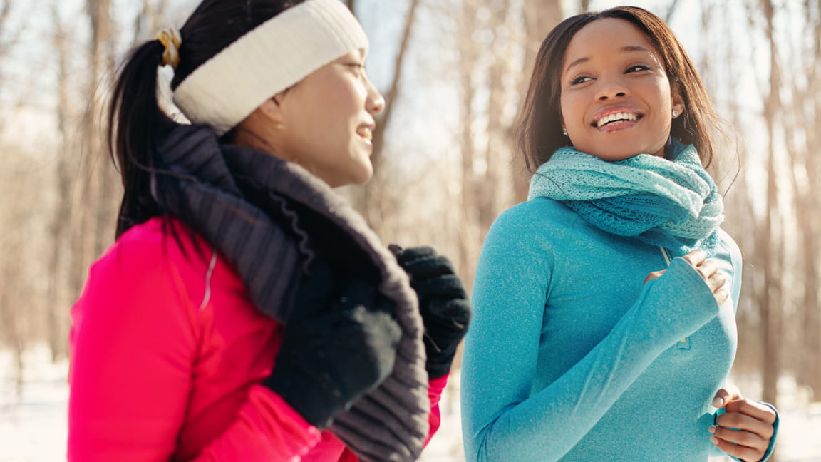 mujeres haciendo ejercicio al aire libre en clima frío