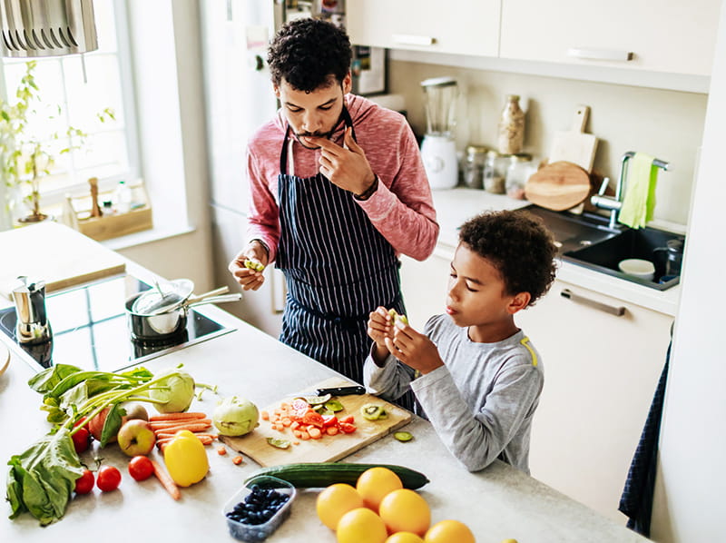 madre e hija preparando una ensalada