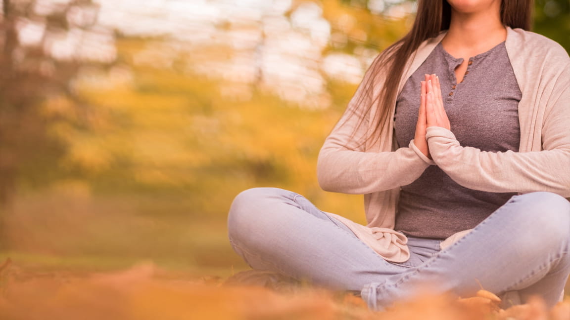 mujer meditando con las manos en gesto de oración