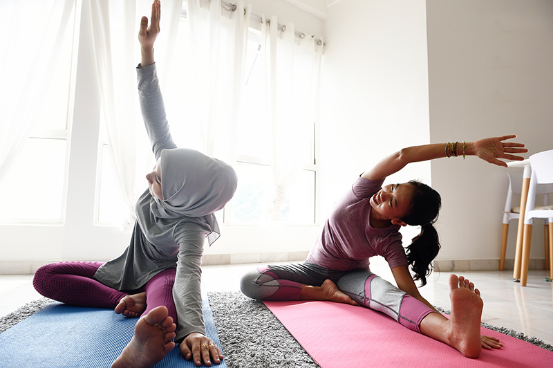 madre e hija hacen yoga en casa