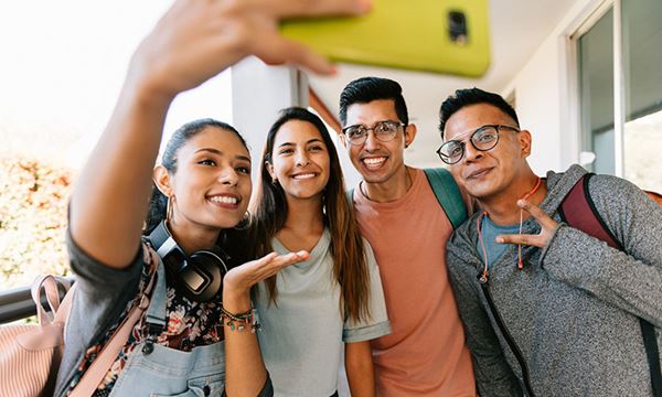 Estudiantes universitarios felices se toman una selfi al aire libre Estudiantes universitarios felices se toman una selfi al aire libre