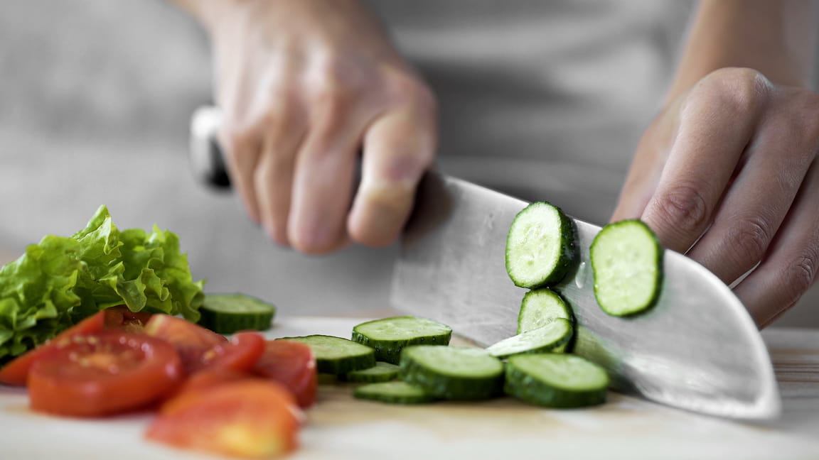 manos picando verduras