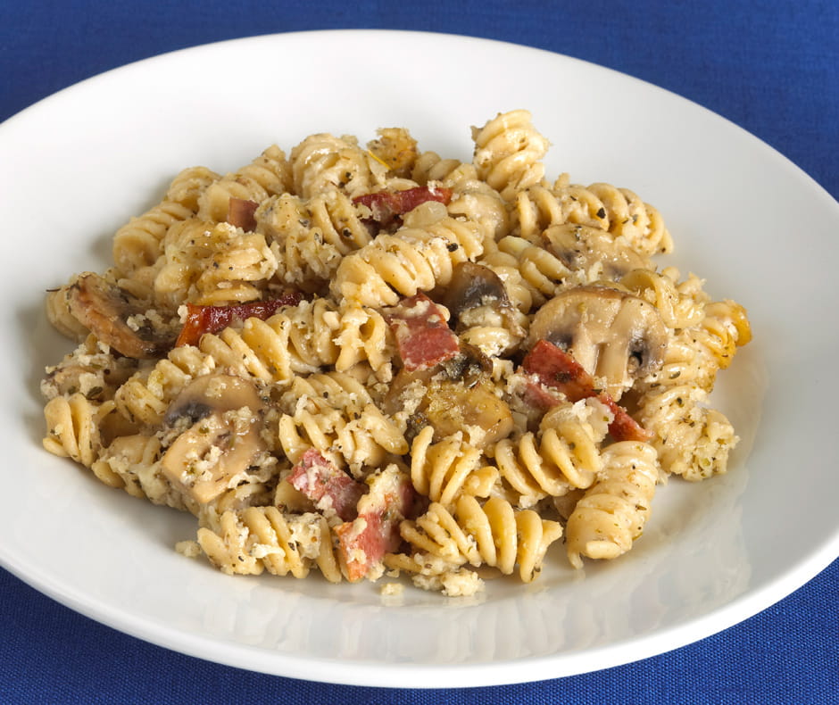 Macarrones de tocino y setas con queso
