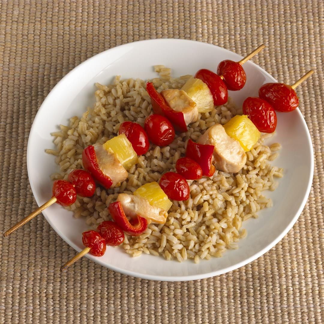 Kebabs de pollo estilo hawaiano con arroz integral para niños