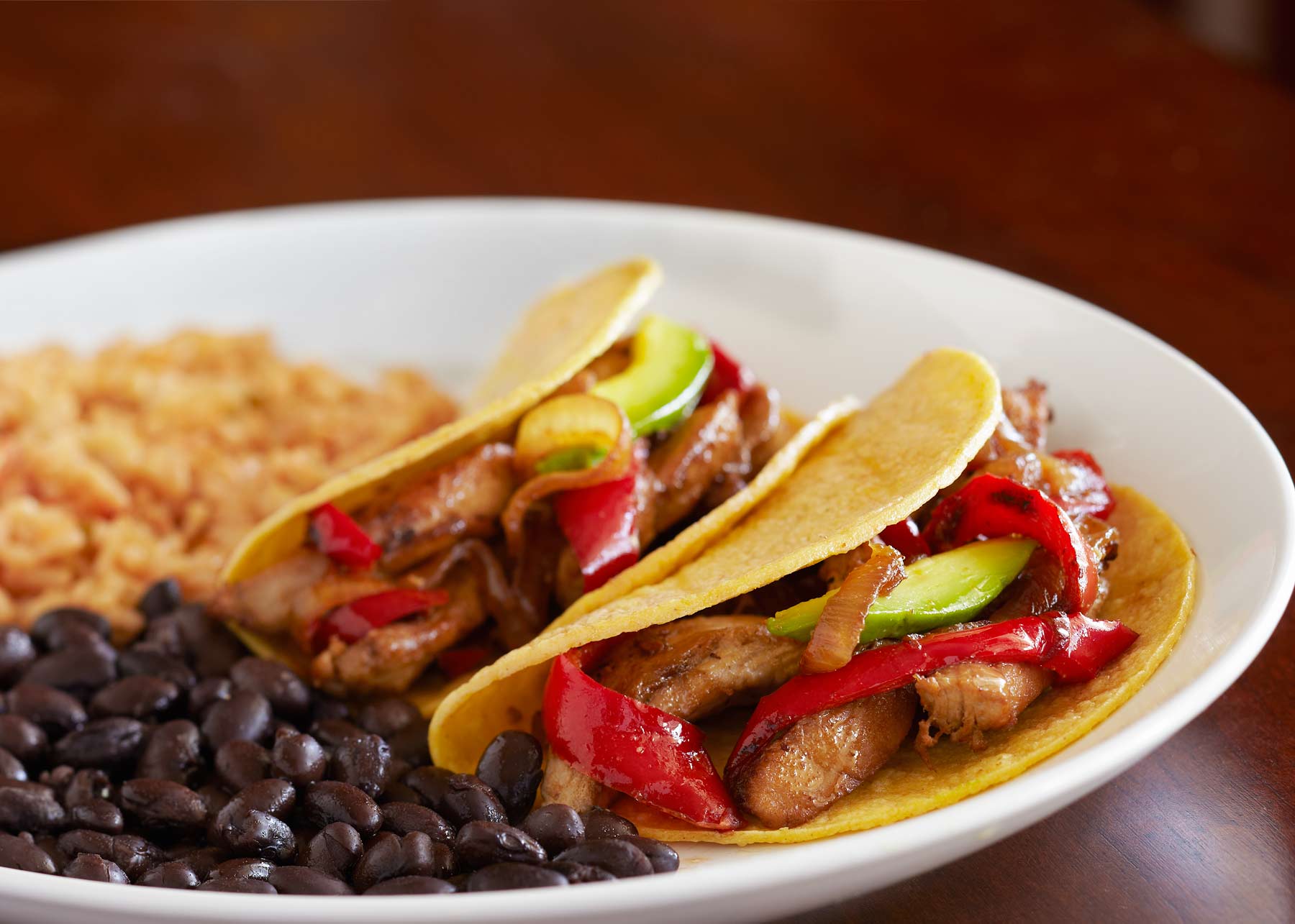 Fajitas de pollo rápidas con porotos negros y arroz español