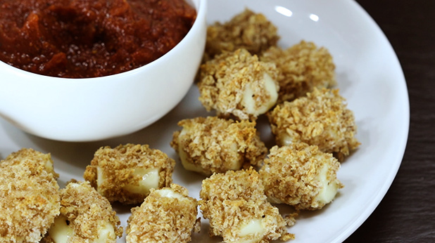 Baked Mozzarella Cheese Bites with Easy Marinara Sauce