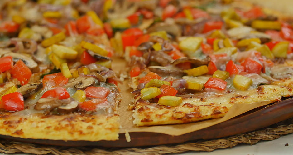 Pizza de vegetales de verano con masa de coliflor
