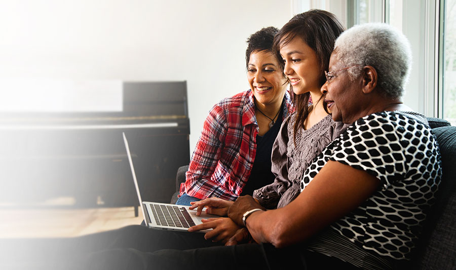 una familia de mujeres generacionales investigan cardiopatías en una computadora portátil GettyImages-123167749