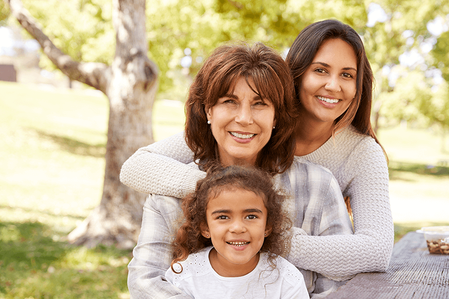 tres generaciones de mujeres en un pícnic familiar