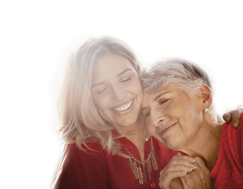 mujer y su madre anciana abrazadas y sonrientes