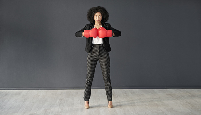 mujer de negocios usando guantes de boxeo