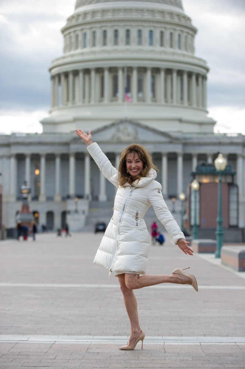 La actriz Susan Lucci posa frente a la Casa Blanca
