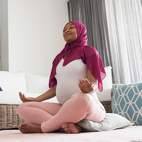 una mujer embarazada meditando