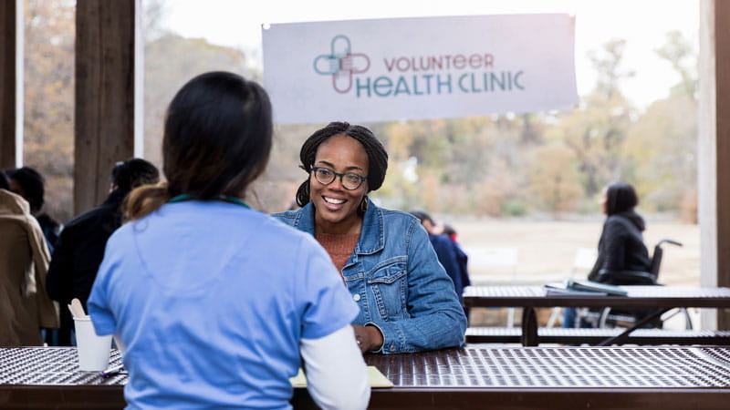 mujer consultando con un médico gratuito en un consultorio