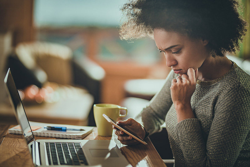 mujer joven leyendo en el teléfono