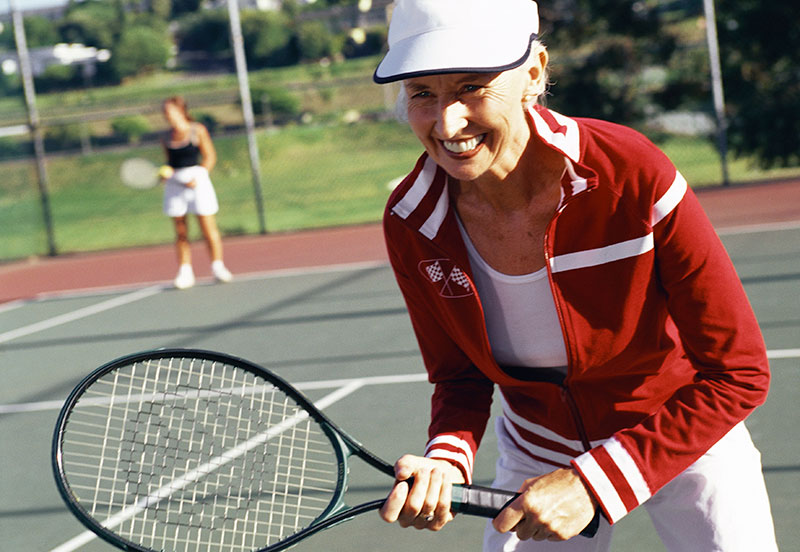 mujer mayor jugando tenis