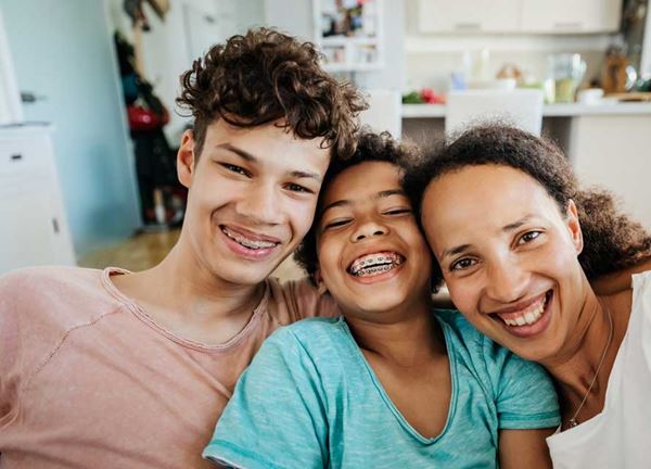 Madre soltera divirtiéndose con dos hijos