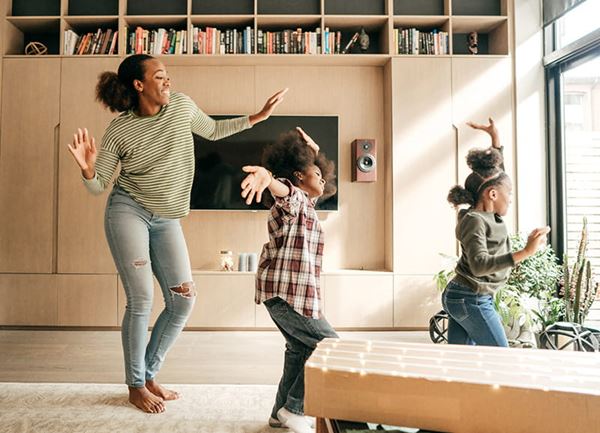 mamá baila con las hijas en casa mamá baila con las hijas en casa
