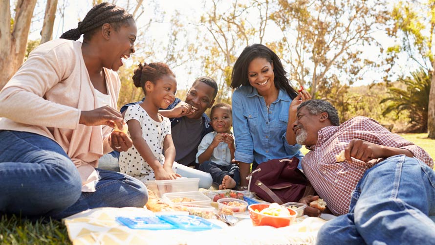 Familia de varias generaciones disfrutando juntos de un pícnic en el parque