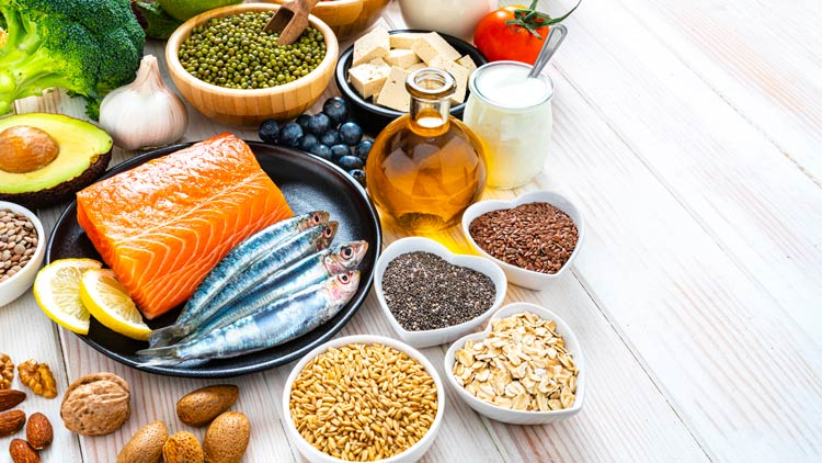 grupo de alimentos de varios colores en una mesa