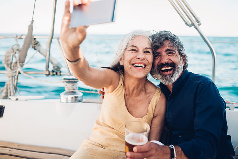 feliz pareja en un velero tomándose una foto