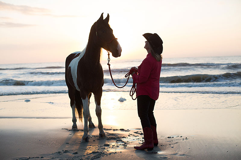 Debby y su caballo al atardecer: paseo en la playa