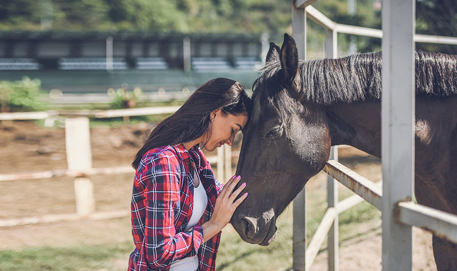 mujer abraza a caballo GettyImages-1047644054