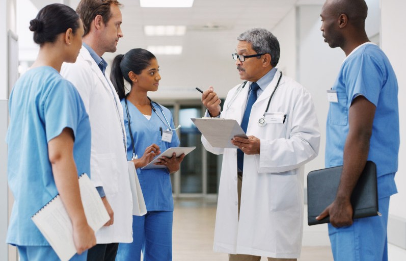 grupo multiétnico de médicos conversando en el pasillo