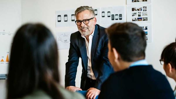 Hombre de negocios adulto hablando en una reunión informal