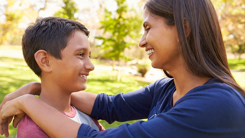 madre e hijo sonriendo