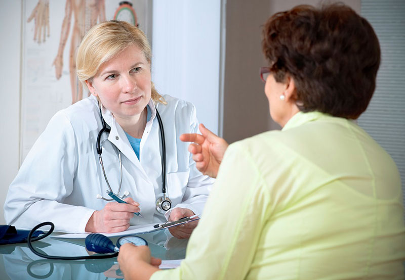 Mujer consultando a doctora