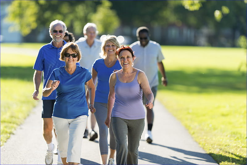 personas mayores haciendo ejercicio al aire libre