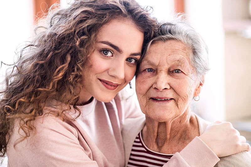 retrato de mujer joven con su abuela