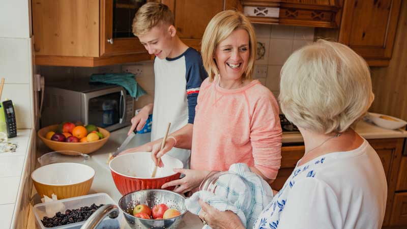 Tres generaciones cocinando juntas en la cocina