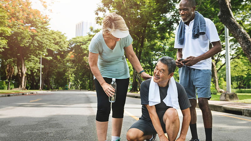 adultos mayores hacen ejercicio al aire libre