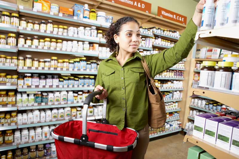 mujer comprando vitaminas