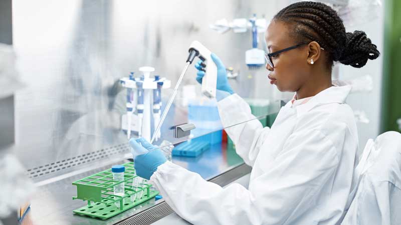 mujer trabajando en el laboratorio