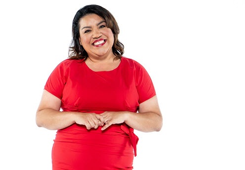 Una mujer posa con vestido rojo