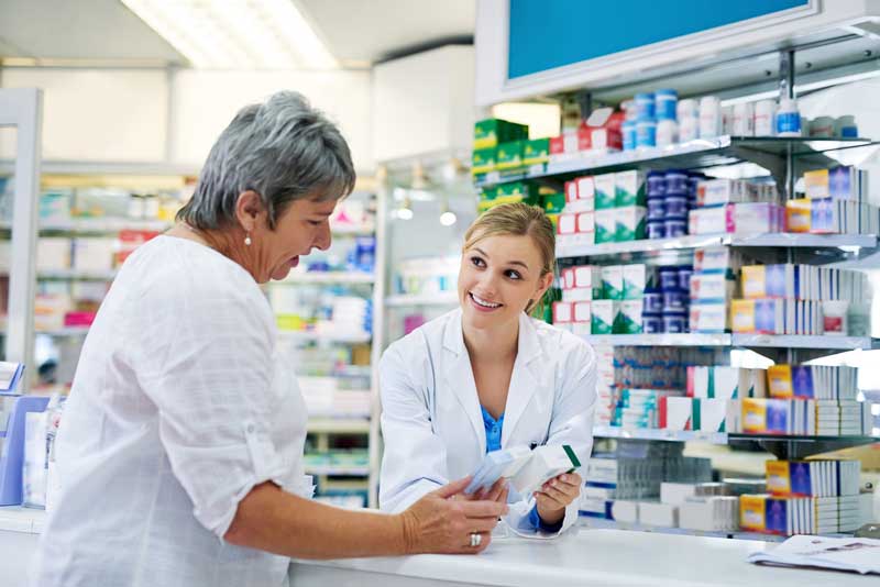 farmacéutico hablando con un cliente