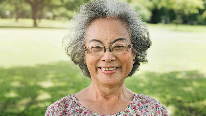 mujer mayor asiática sonriendo