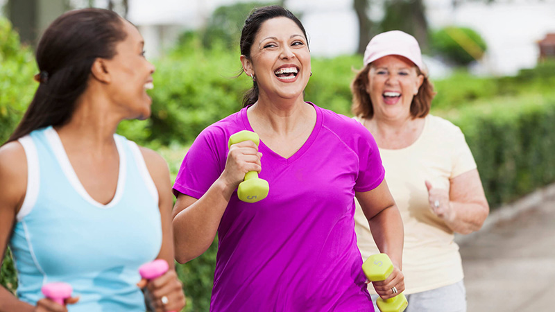 mujeres adultas haciendo ejercicio al aire libre
