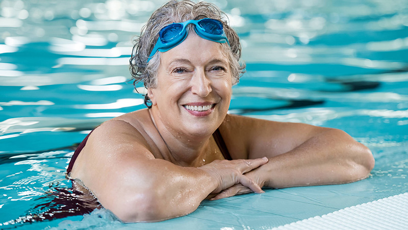 mujer mayor en una piscina