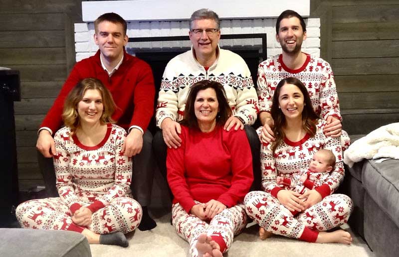 Jim Abraham con su familia en pijamas navideños