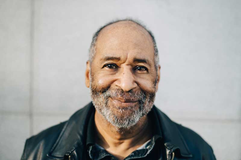 Hombre mayor sonriendo