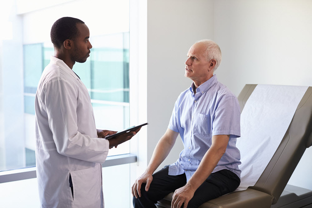 paciente masculino hablando con médico