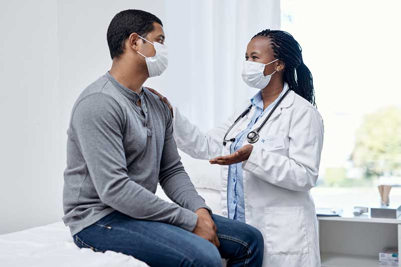 Paciente masculino hablando con un médico