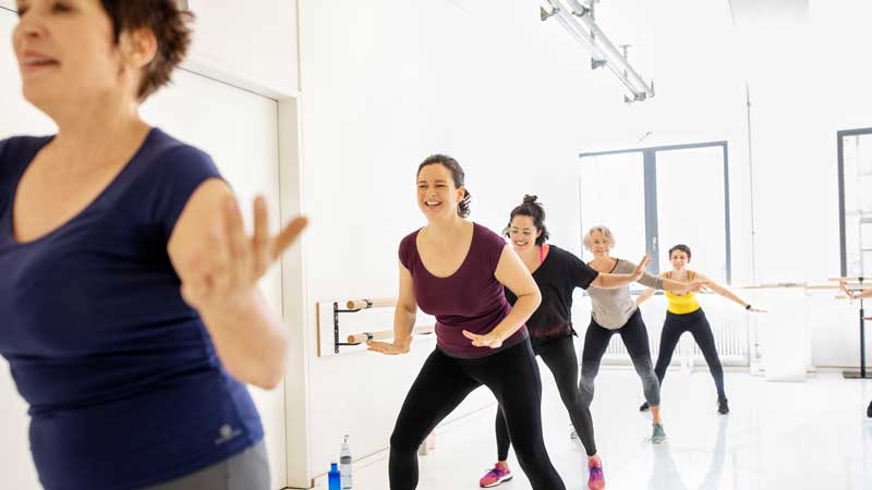 mujeres en una clase de ejercicio