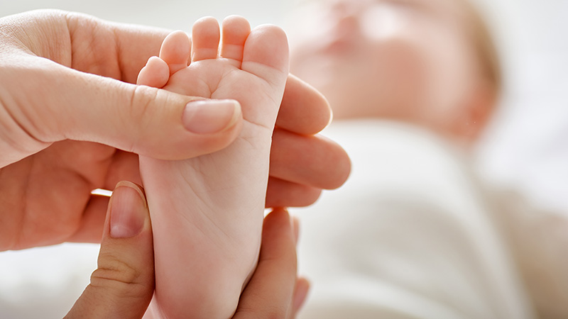 médico sujetando el pie de un bebé
