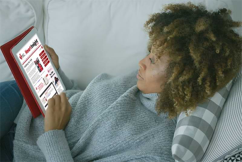 Mujer leyendo Heart Insight en una tablet