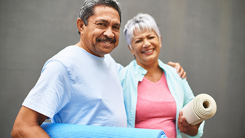 pareja que va a practicar yoga